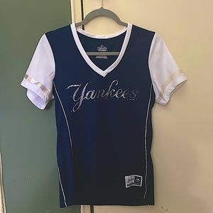 Women’s NY Yankees V-neck Tee, Medium